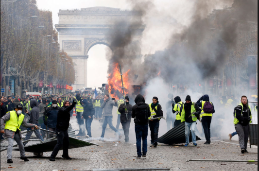 Coletes amarelos, cartão vermelho a Macron