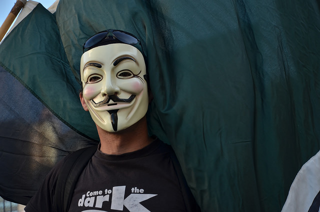 O machista envergonhadamente dentro do armário