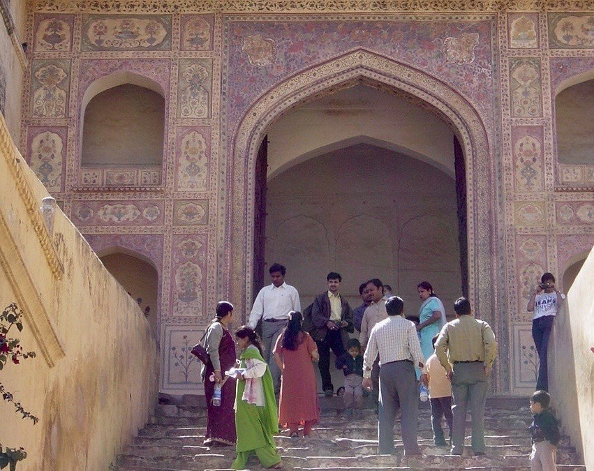 Queimar (literalmente) mulheres, ou a beleza de um dote, ou as forças mais poderosas que a lei