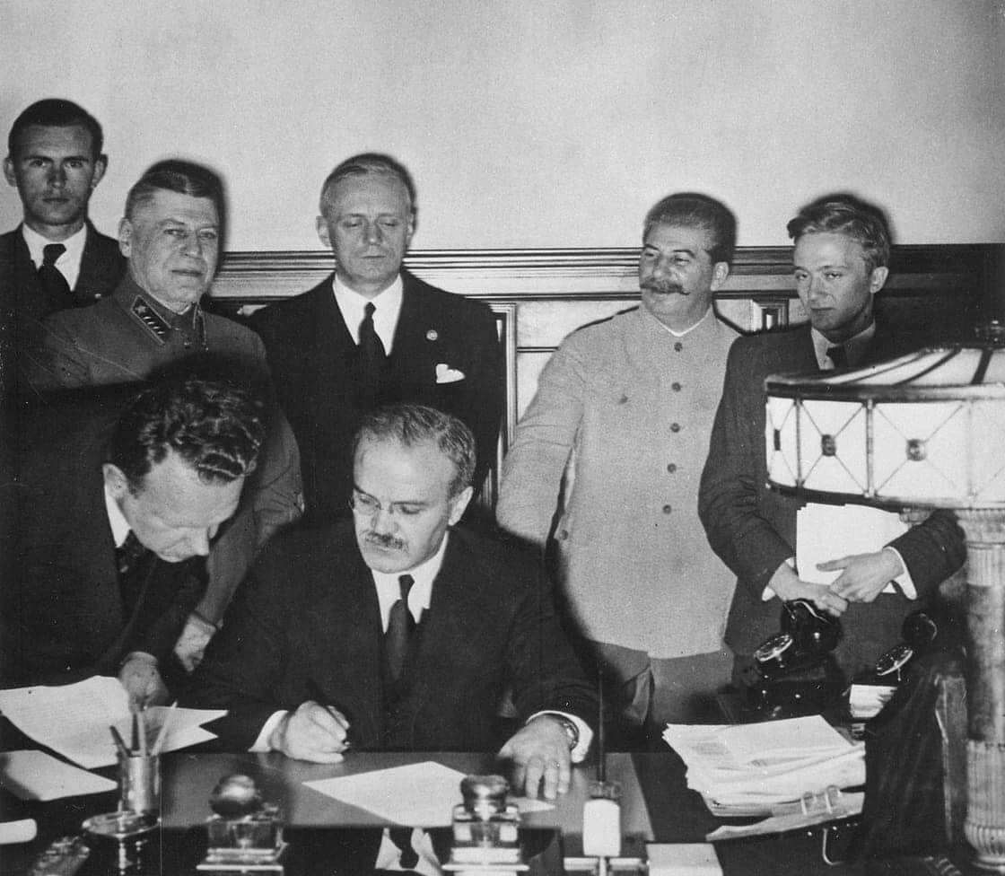 O pacto Ribentropp-Molotov