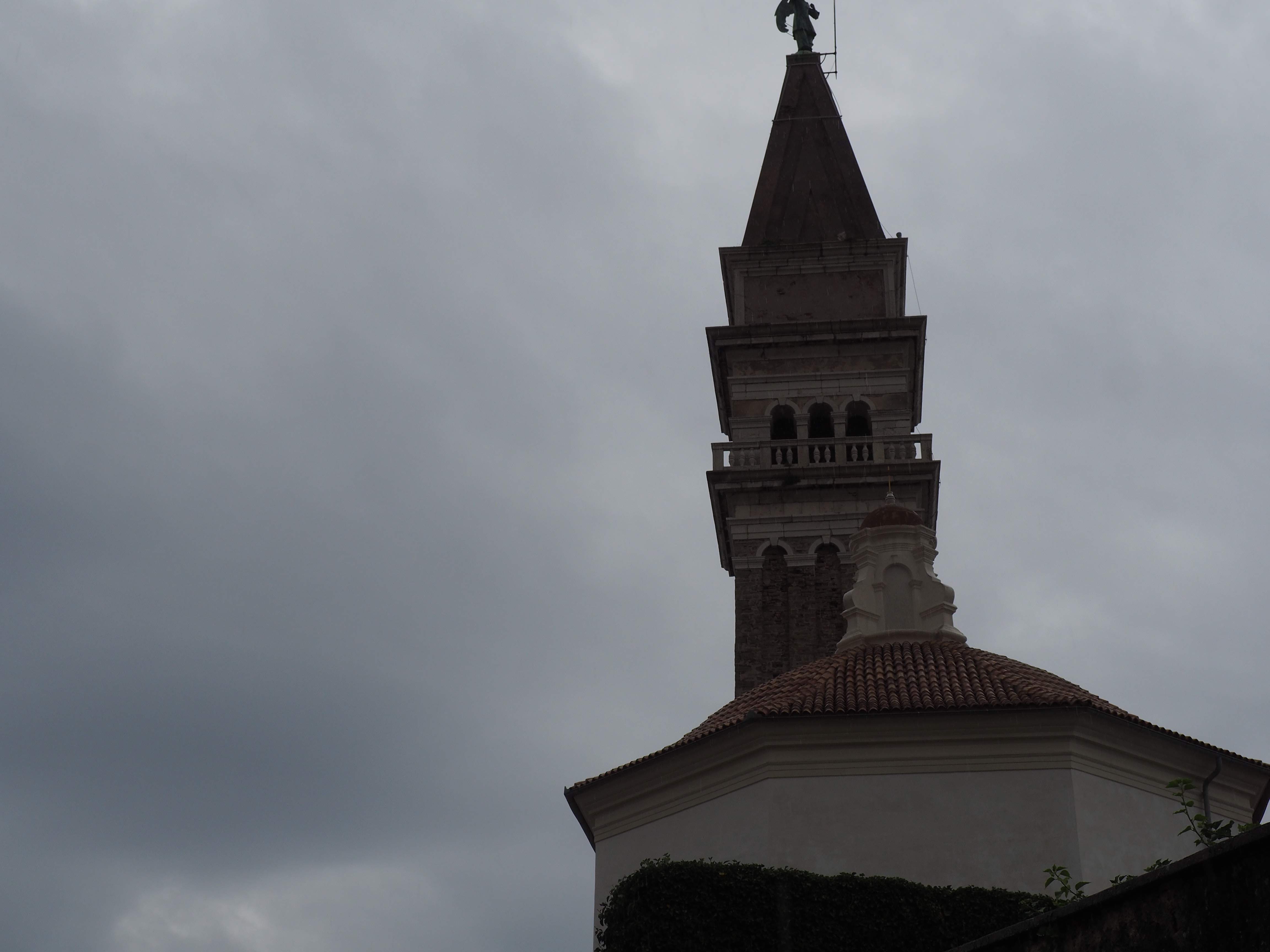 Uma mulher atirou-se da varanda de um prédio e morreu